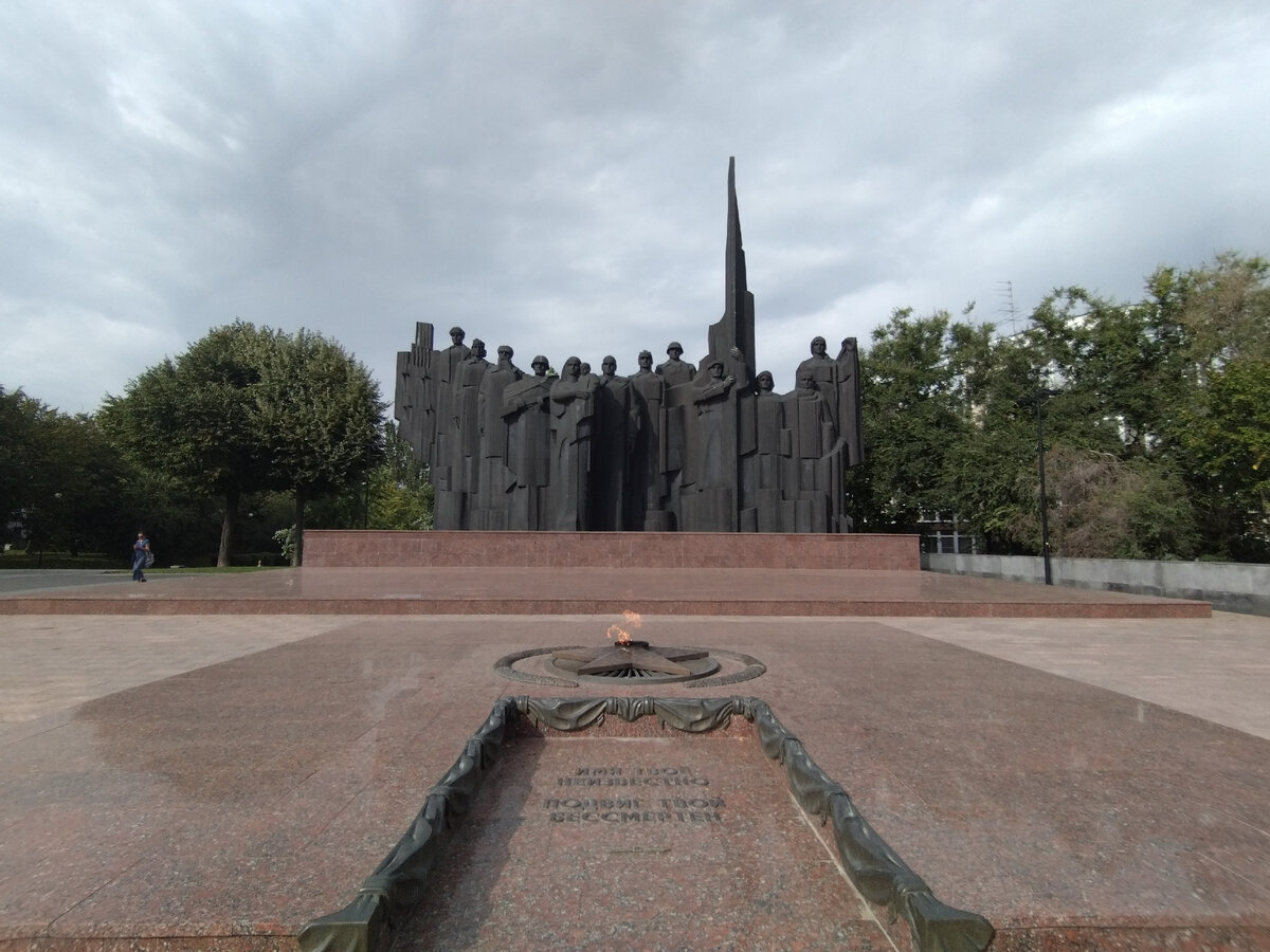 Мемориальный комплекс защитникам Воронежа на Площади Победы (проспект Революции).