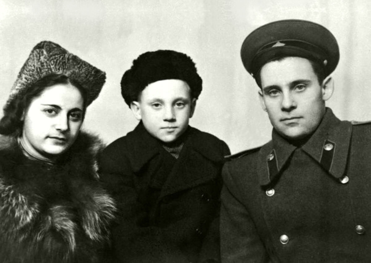 1948г. Евгения Степановна Лихалатова (вторая жена отца Владимира Семеновича),Владимир Семенович,Семен Владимирович Высоцкий.