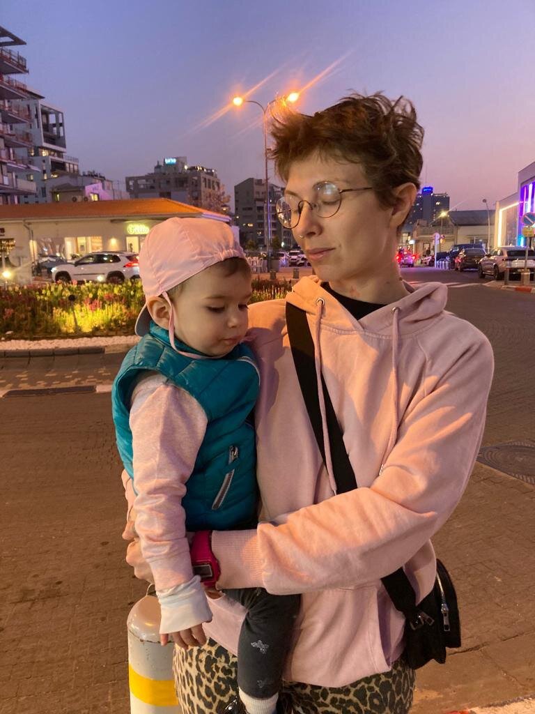 Катюшка на прогулке с Рози.💞