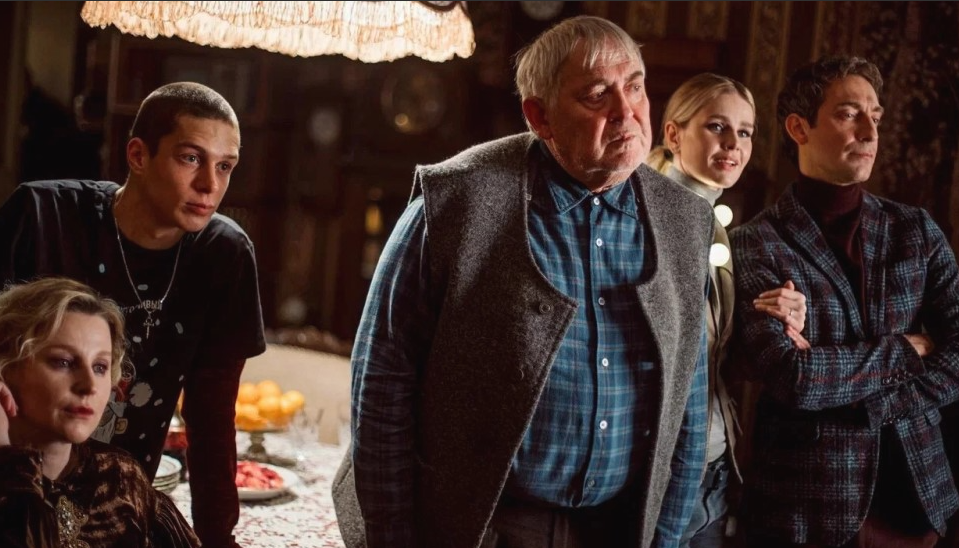 Вы знаете, еще хотелось, конечно, в сериале, красивых видов. Но там есть куда более сильные сцены. Убила сцена с летающим голубым пакетом! Уровень сарказма и сатиры - невероятный! Кадр из сериала, истояник: mirf.ru