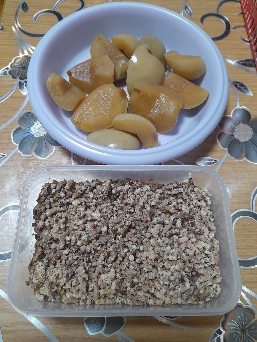 Смесь орехов и яблоки из компота