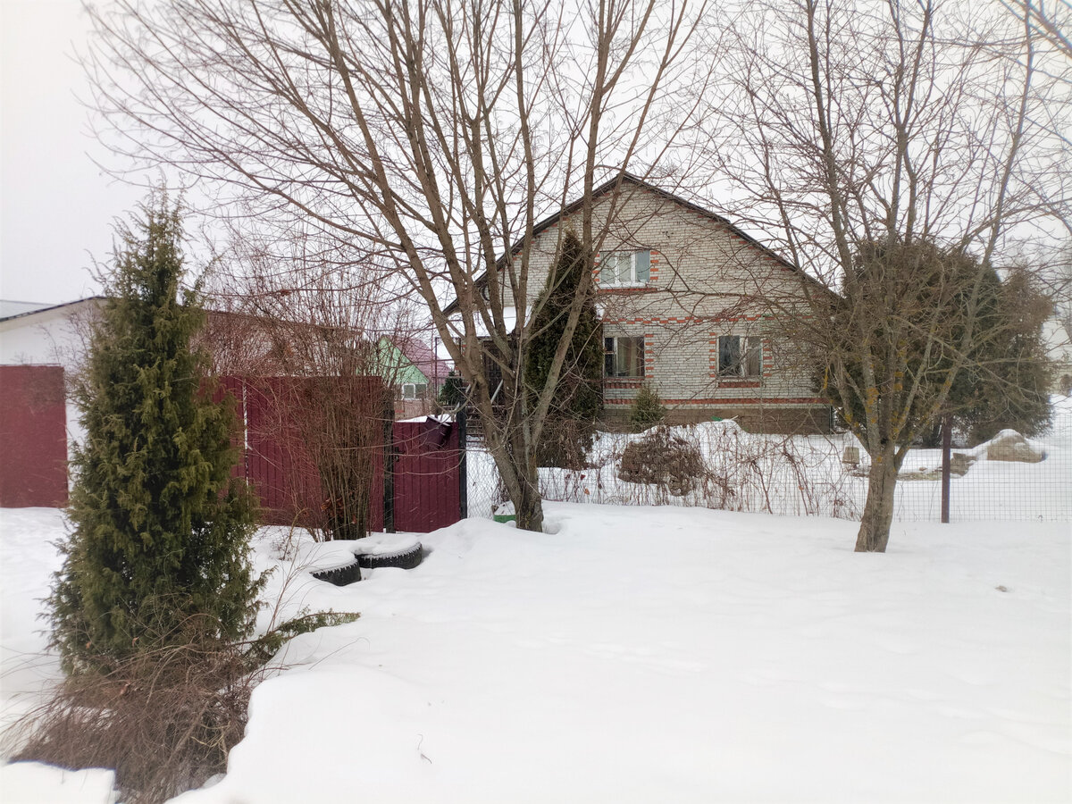 Наш старенький домик с улицы