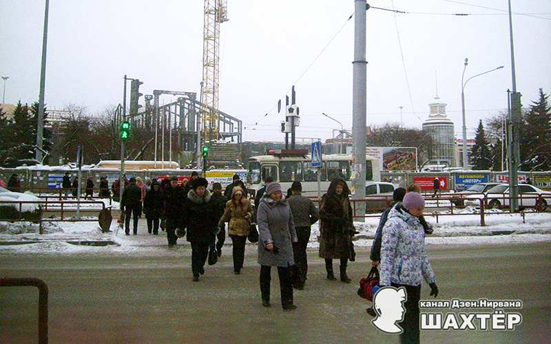 Фото автор. Тот самый пешеходный переход у вокзала в ноябре 2012 года. Установлен светофор, раньше его не было. На заднем плане вместо старого ж/д вокзала строится новый.
