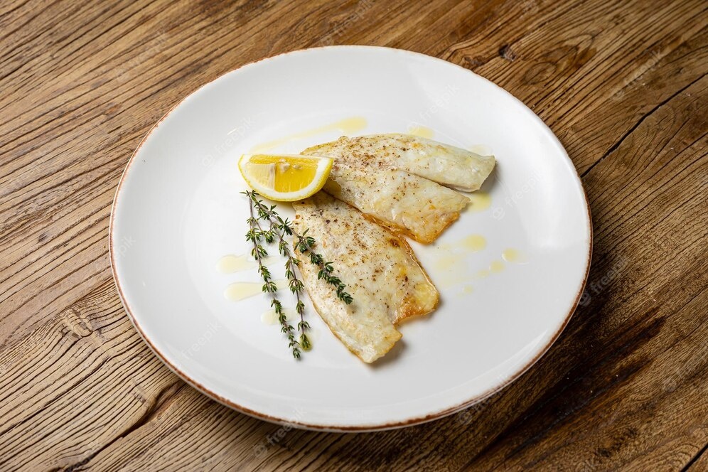 Если вы купили рыбу целиком, не забудьте заморозить голову и позвоночник — они отлично подойдут для приготовления бульона