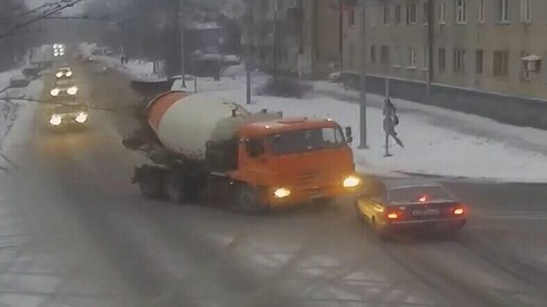     Бетономешалка и легковой автомобиль столкнулись в карельской столице. Инцидент попал на видео.