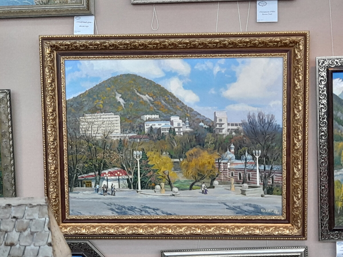 Конечно, здание Островских ванн, то что справа, сейчас реставрируется и выглядит сильно иначе...