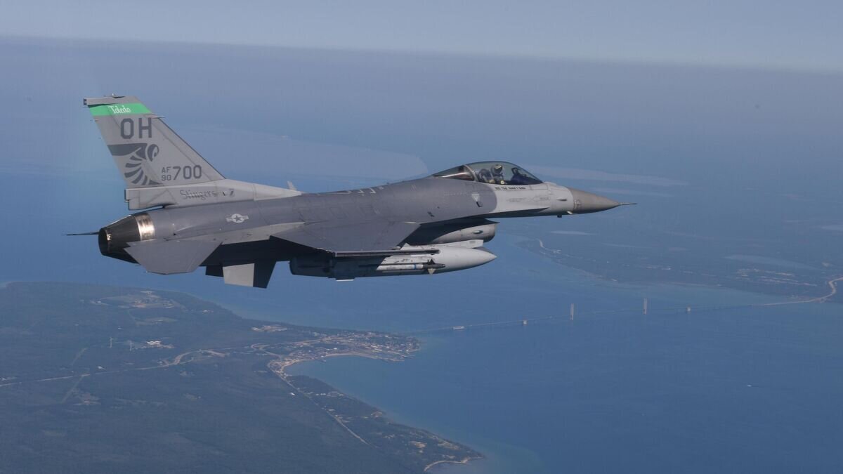    Американский истребитель F-16 Fighting Falcon пролетает над озером Гурон© Фото : U.S. Air Force / Tech. Sgt. Amber Williams