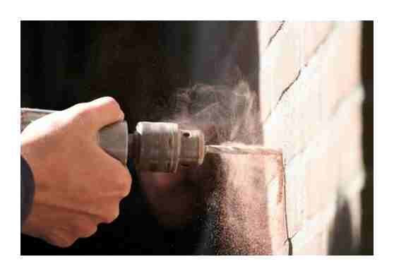 Бетонные конструкции, стены и потолки – не редкость в наших домах и квартирах. В многоэтажном строительстве их вообще применять с особой частотой, поскольку дома с бетонными стенами выходят наиболее надежными. Надежность бетона обуславливается хорошей прочностью такого материала, что достигается путем применения правильных компонентов бетонной смеси и качественно проделанной работе по ее возведению.