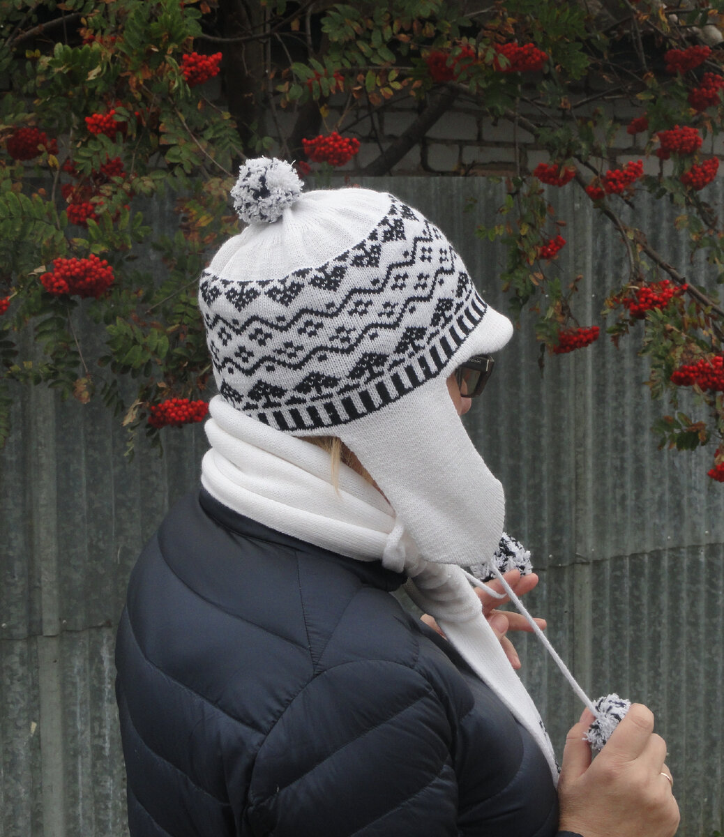 Green Wool and Viscose Knitted Cap with Visor and Pompom by Tonak