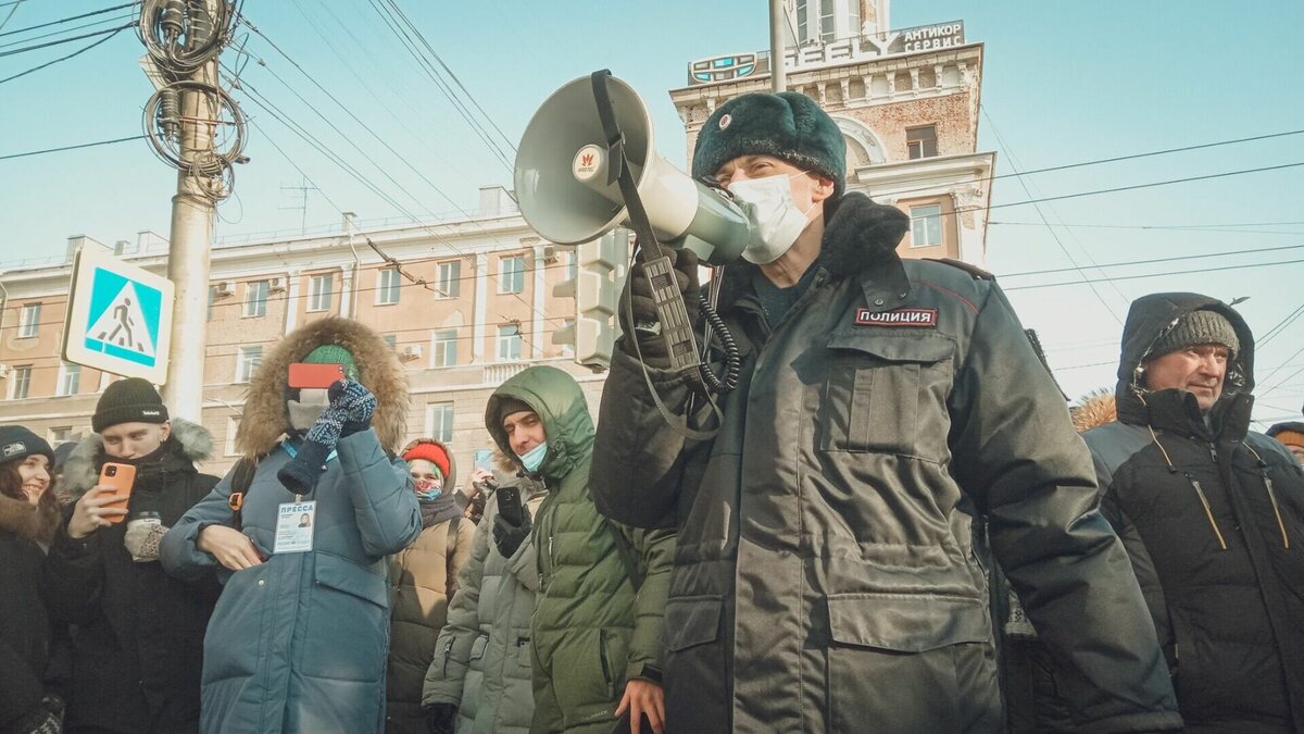     Стражи правопорядка в полном обмундировании и с автоматами наперевес окружили главный вход Дальрыбвтуза в центре Владивостока. Очевидцы сообщают, что это могут быть учения.
