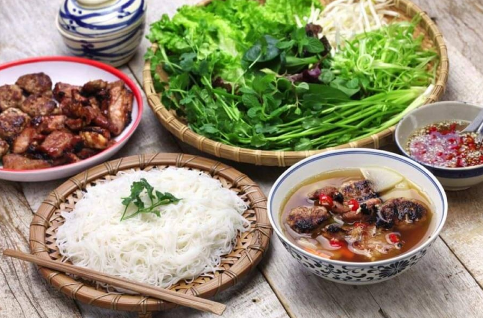 Bún chả (вьетнамская свинина на гриле с рисовой лапшой)