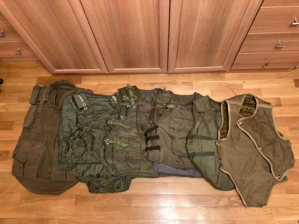 Сегодня рассмотрим броники, лежащие слева. Самый левый вообще был актуален в армии до середины 2000-х годов.