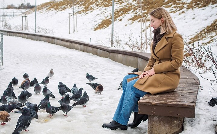 Уехать в деревню. Фотосессия в деревне. Сибирячки девушки. Переехал в деревню ради 1 мил кулигин. 23 летняя девушка переехала в деревню.