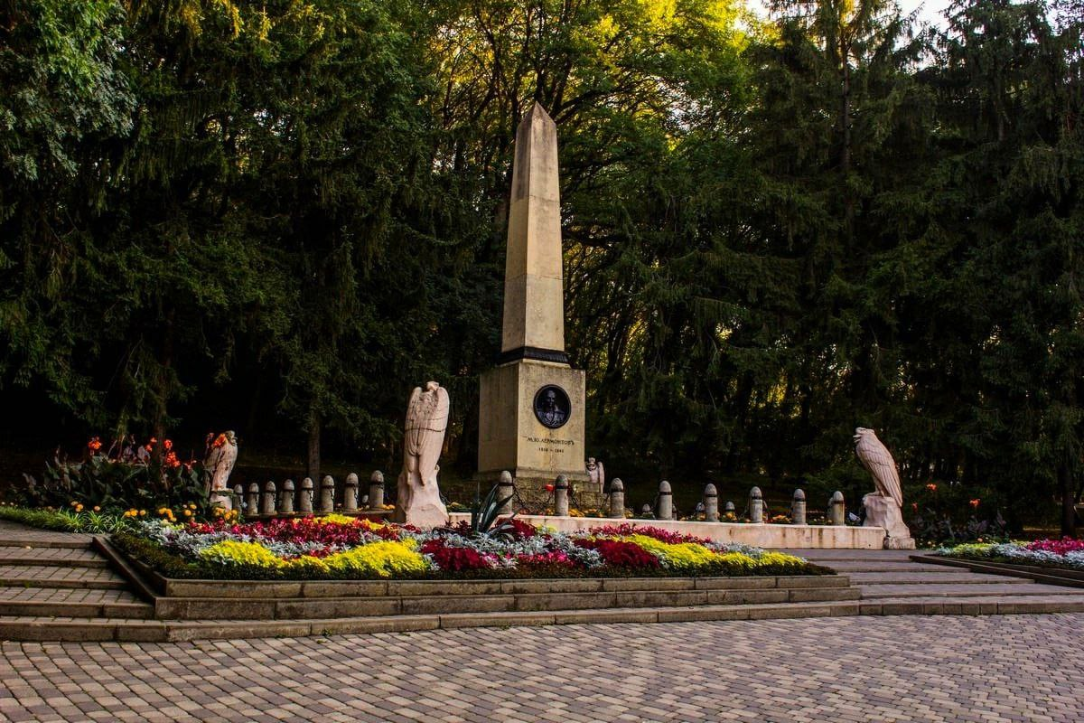 Памятники города лермонтова. Место дуэли Лермонтова Пятигорск. Ставропольский край место дуэли Лермонтова. Памятник дуэли Лермонтова в Пятигорске. Памятник на месте дуэли Лермонтова в Пятигорске.