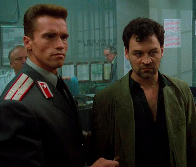 Красная жара. Красная жара / Red Heat (1988). Уолтер Хилл красная жара. Шварценеггер красная жара. Арнольд Шварценеггер в фильме красная жара.