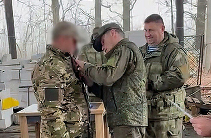 Фото: правительство Приморья. Олег Кожемяко вручил награды "Тиграм" на передовой 