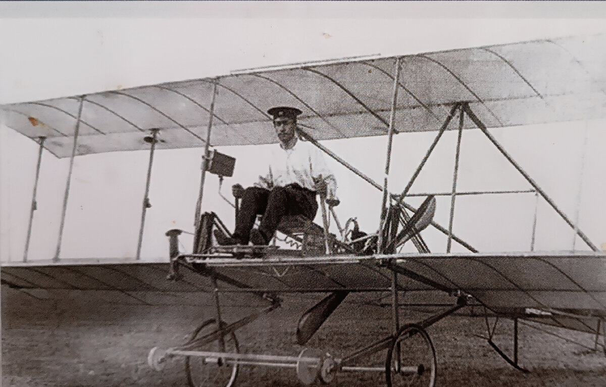 Аэроплан БИС, за рычагами управления Сикорский И.И.