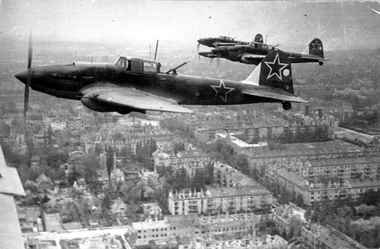 Советские штурмовики в небе под Берлином. 1945 г. Источник: Российский государственный архив кинофотодокументов