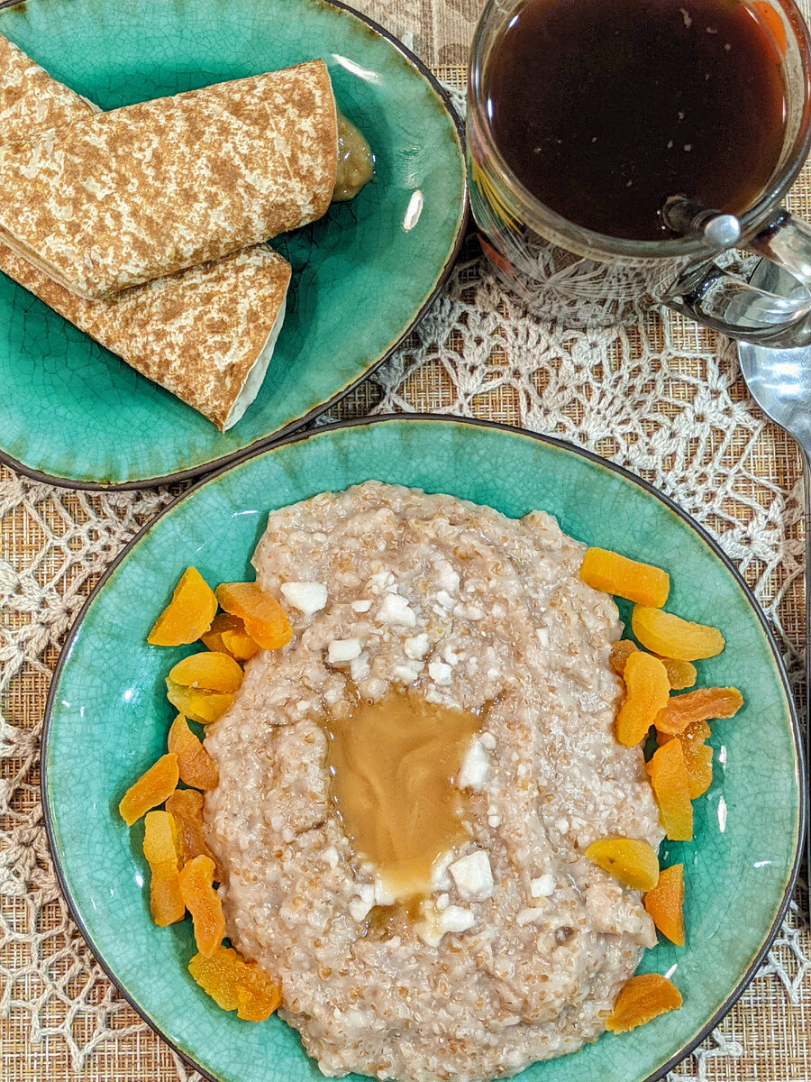 Ячневая каша с мёдом, кокосовой пастой и курагой, лаваш с арахисовой пастой, кофе