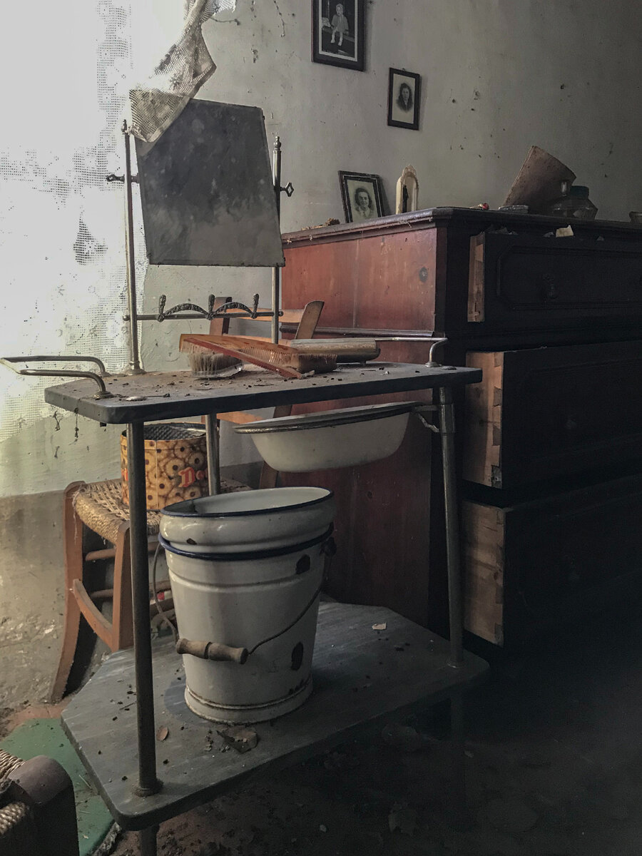 Am intrat într-o casă abandonată de sat și nu mă așteptam să găsesc acolo o capsulă a timpului.  Totul este la locul lui: de la mobilier la ochelari lustruiti