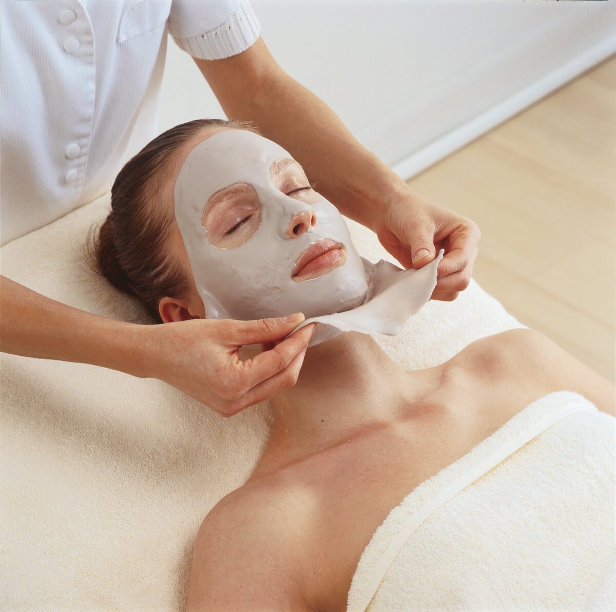 Маска отбеливатель для жирных кожа. Девушка в косметической маске. Омолаживающая маска. Маска перед праздником. Спа для лица.