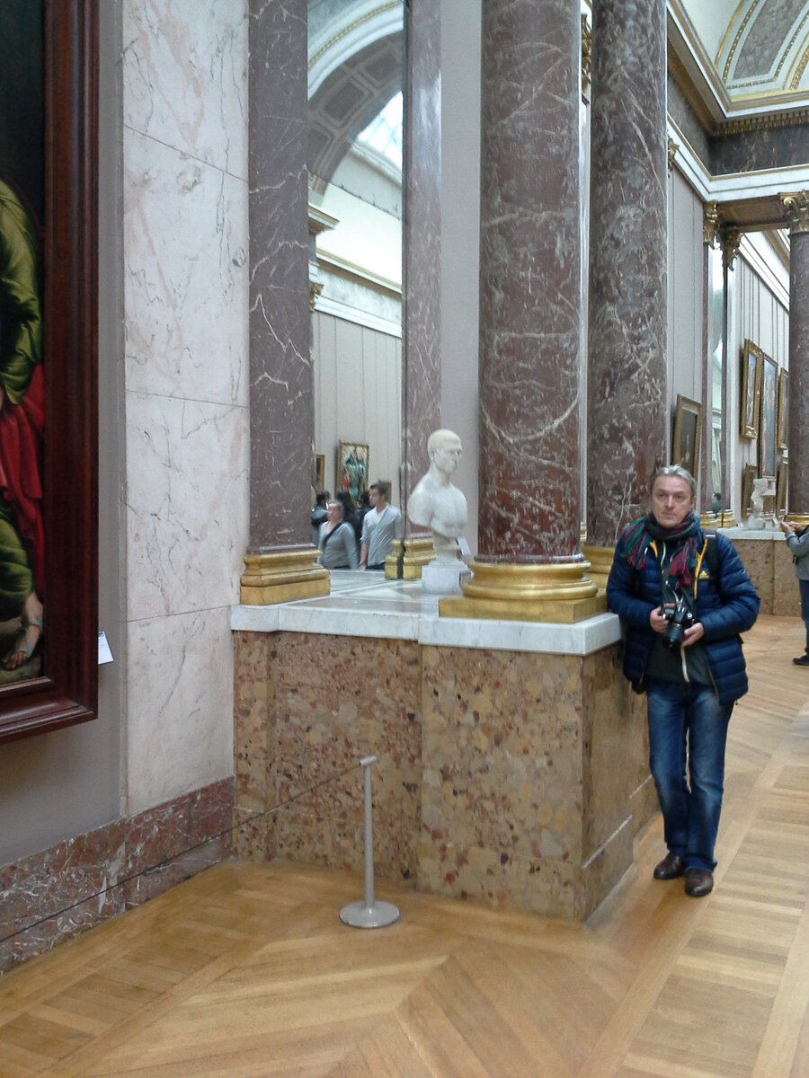 В галереях Лувра.