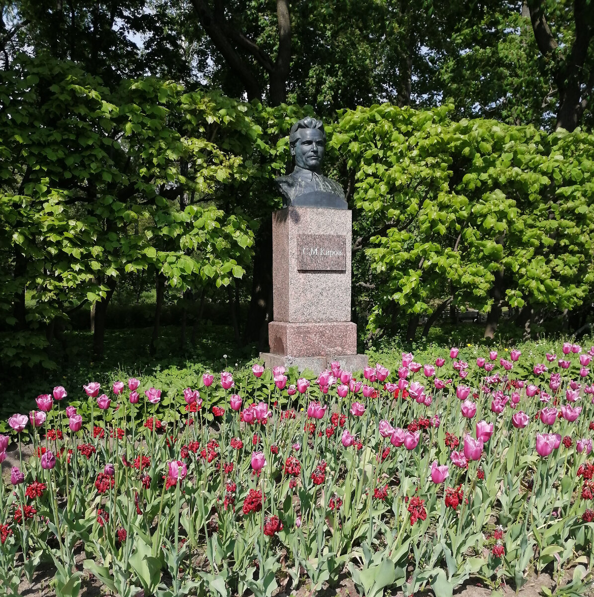 Памятник С. М. Кирову. Фото автора. 