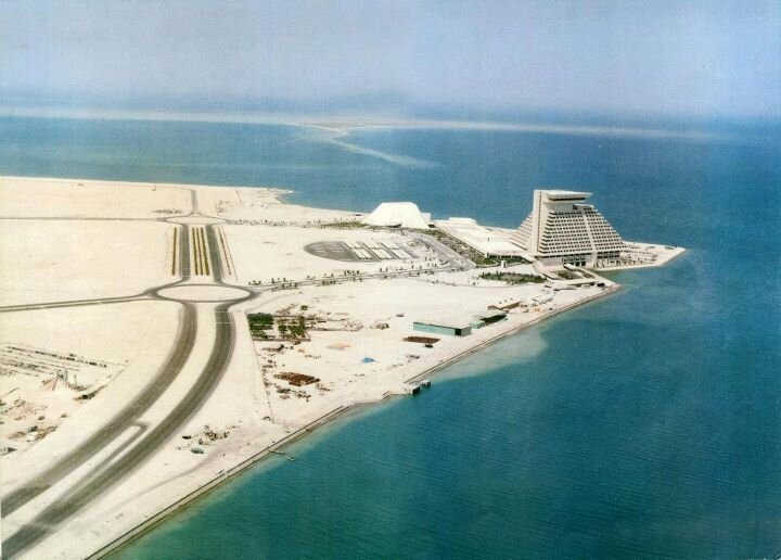 А лет 40 назад вся эта территория выглядела так, с одиноким отелем Шератон на берегу. 