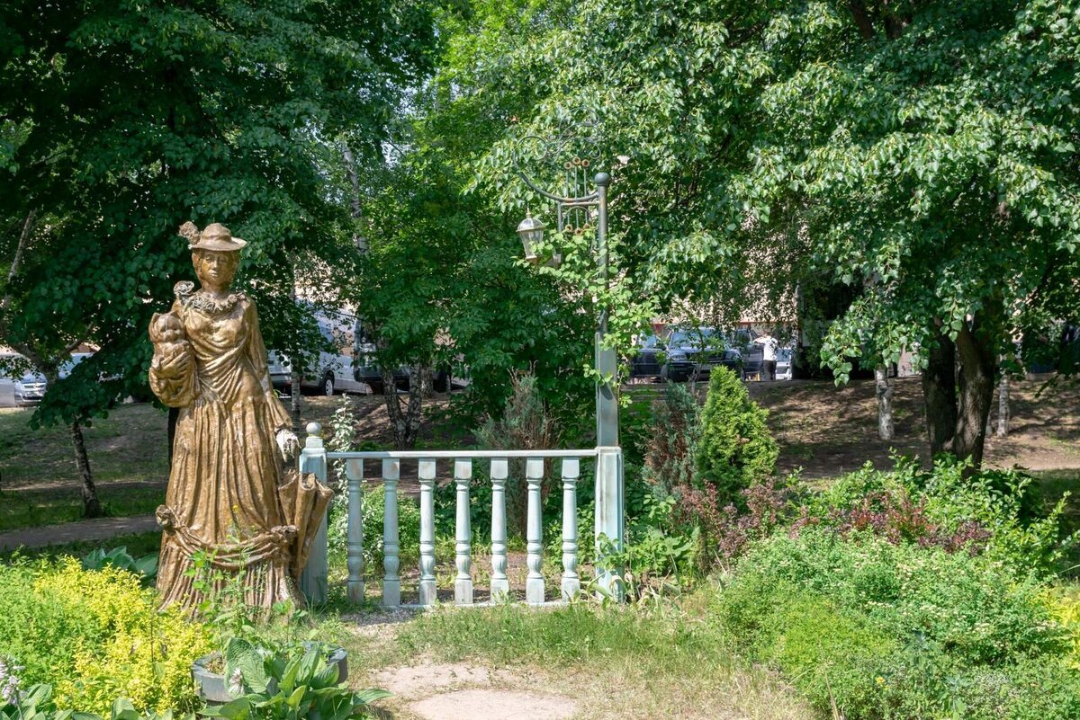      Скульптура «Дама с собачкой»