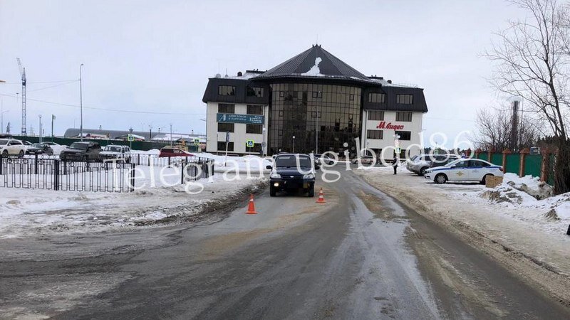    В Югре девочка угодила под колеса авто, перебегая дорогу не по «зебре»