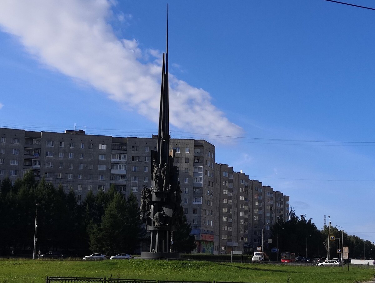 Площадь Давида Пашаева, на которой расположен памятник "Мир и труд".  Ул. Карла Маркса в сторону Архангельского шоссе