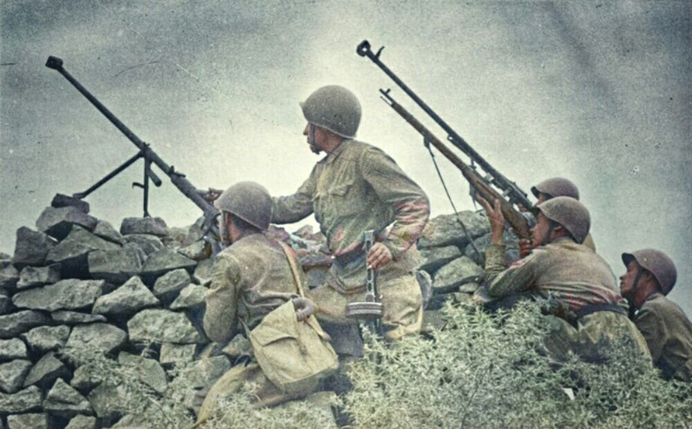 Бойцы Н-ской части ведут огонь по самолету врага. 1942 