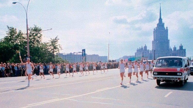 Олимпийский огонь прибывает в советскую Москву