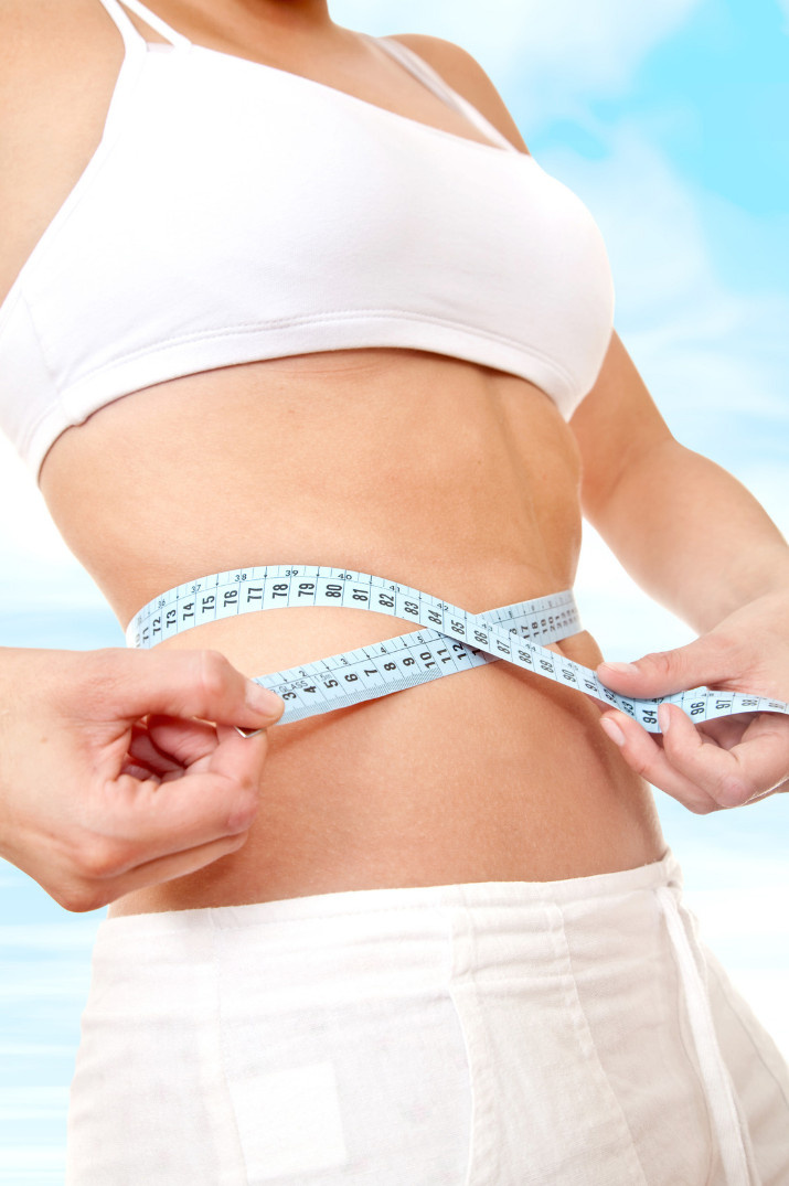 Мечтали о лёгком теле? Все просто! Как только Вы проснулись, начинайте утро со стакана воды. После это можно выйти на короткую прогулку на 30 минут,чтобы наши мышцы просыпались,или провести вместо этого зарядку.Когда мы вернулись домой,начинаем завтракать кашей с фруктами,либо творожным продуктами. Для перекуса можно использовать орехи не в большом количестве. На обед можно приготовить рыбу,варёную куриную грудку,горячий суп. Перекусить можно яблоком. На ужин  приготовьте салат из свежих овощей. Главное! Не заливайте овощи подсолнечным маслом. Замените его оливковым. Исключите из рациона питания жареные блюда,сахар и мучное. Запомните:сахар и мука - враги!