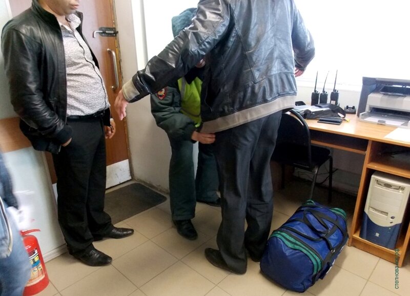 Личный досмотр гражданина с понятыми, проводимый сотрудником полиции под протокол.