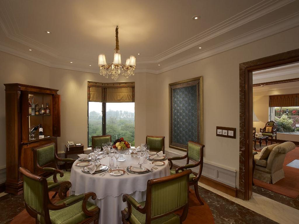 https://s-ec.bstatic.com/images/hotel/max1024x768/447/44756042.jpg Интерьер номера отеля Mauria Sheraton, в котором останавливался Путин с женой