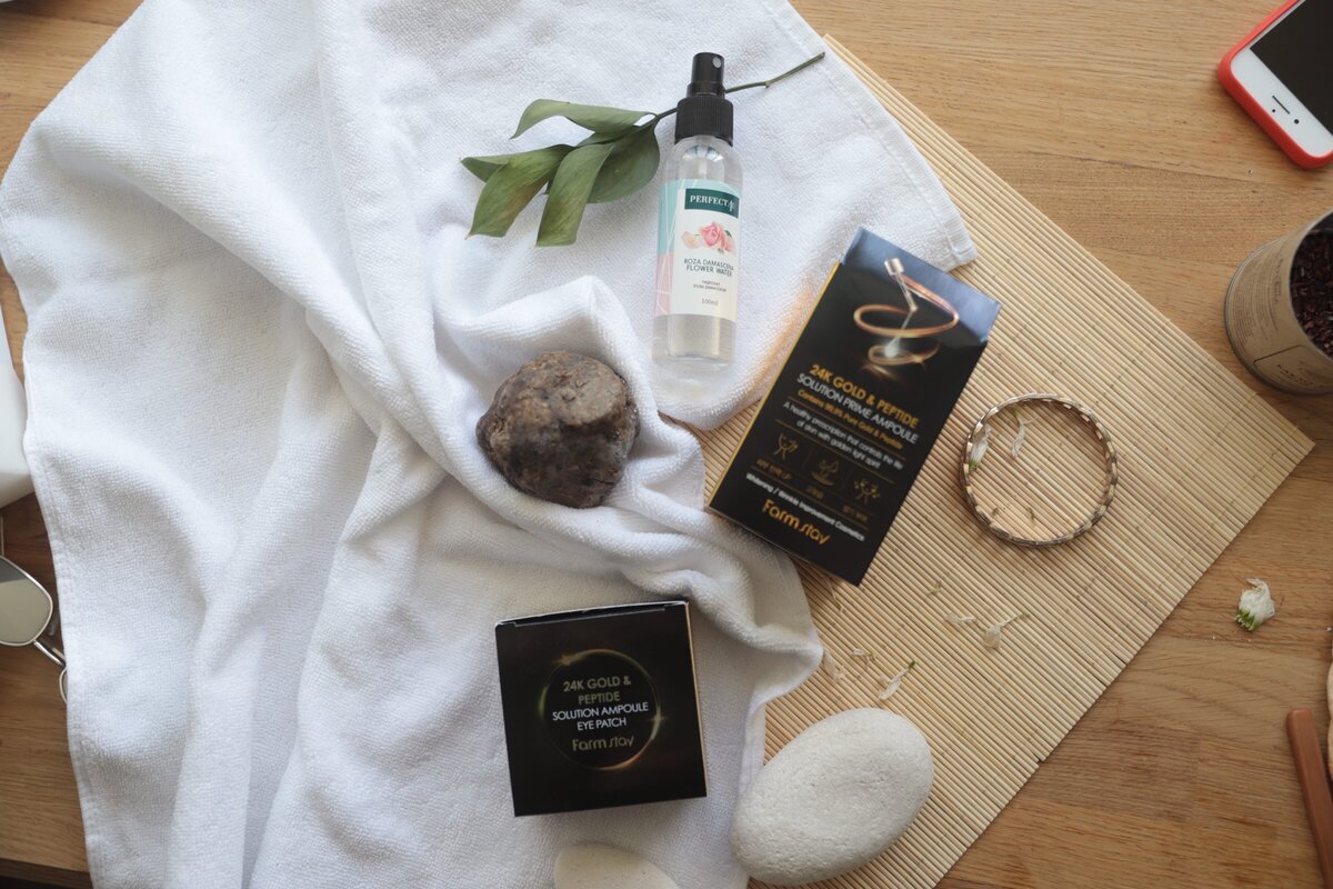 Сыворотки, тоники, патчи, умывалки – вполне привычный набор многих девушек