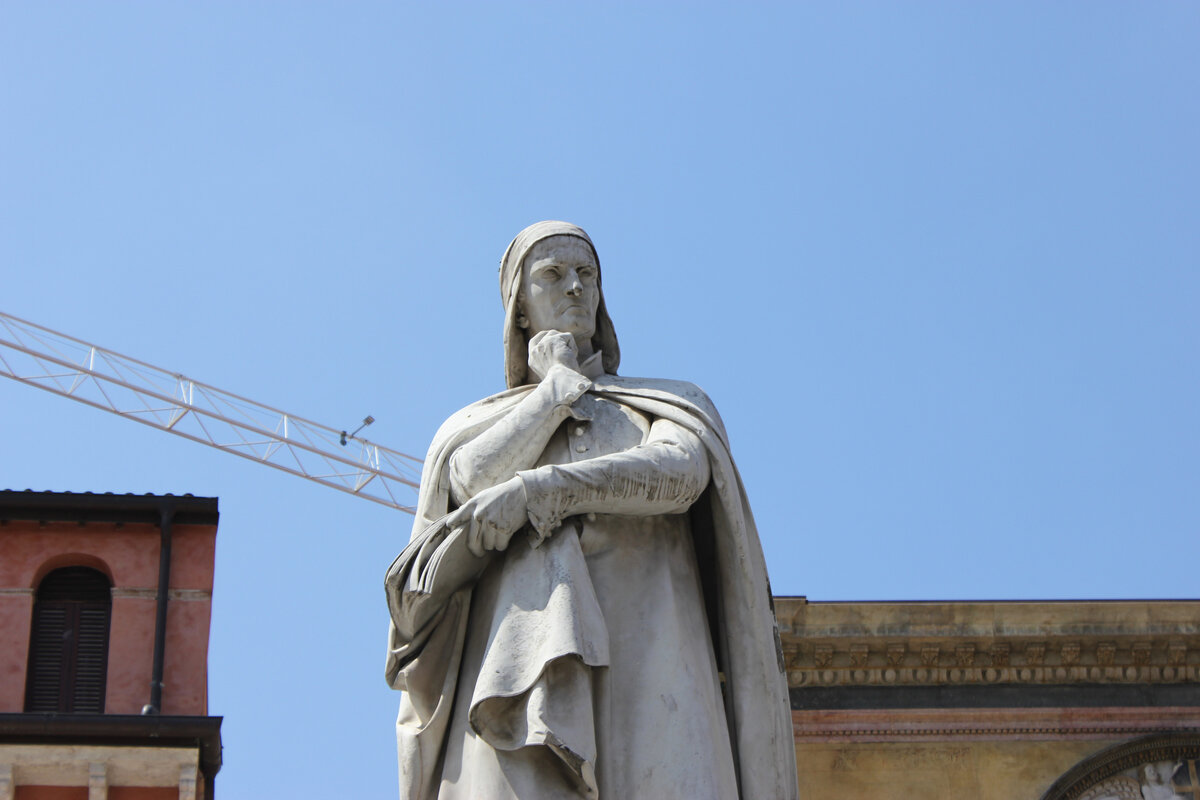 Флоренция данте. Данте Алигьери статуя. Памятник Данте во Флоренции. Памятники Данте Алигьери в Италии. Надгробие Данте Алигьери.