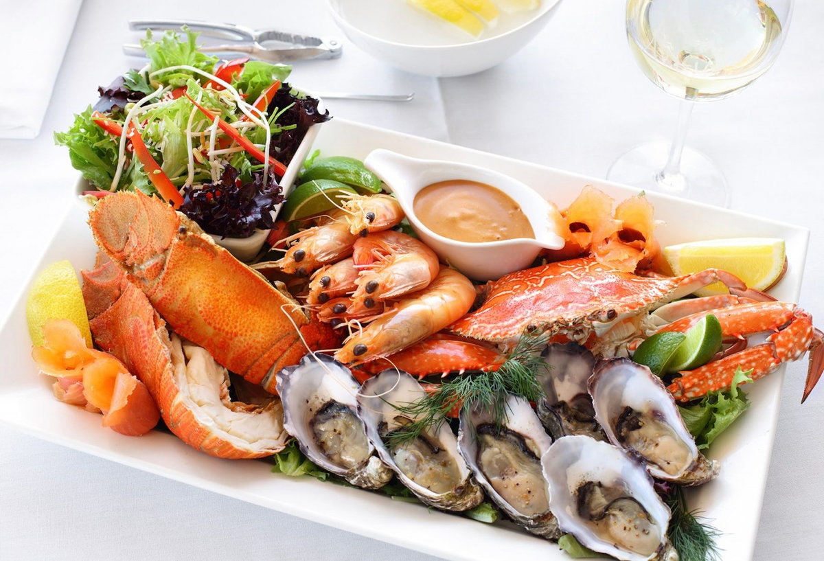 Рыба крабы ресторан. Устрицы, лангусты, омары. Красивые морепродукты. Ассорти из морепродуктов. Блюда из рыбы и морепродуктов.