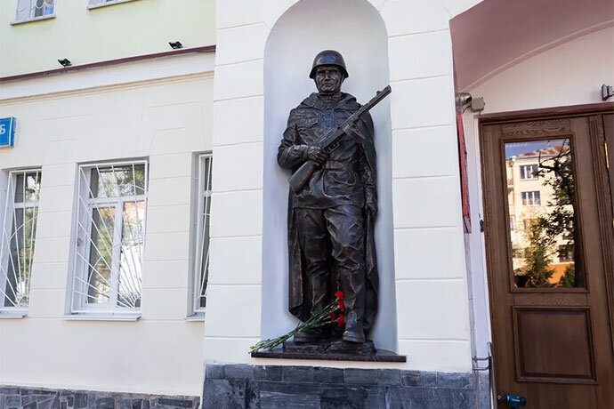 На открытие монумента пришли люди, для которых подвиг героев не пустой звук.