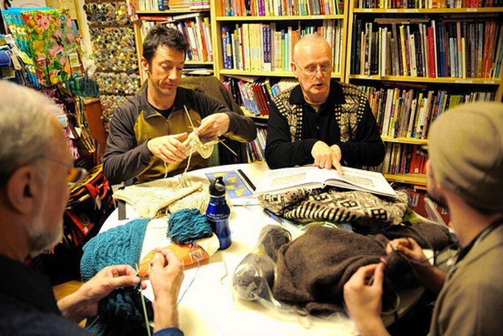  Источник: http://knit-bizhu.ru/humor/muzhchiny-tozhe-vyazhut