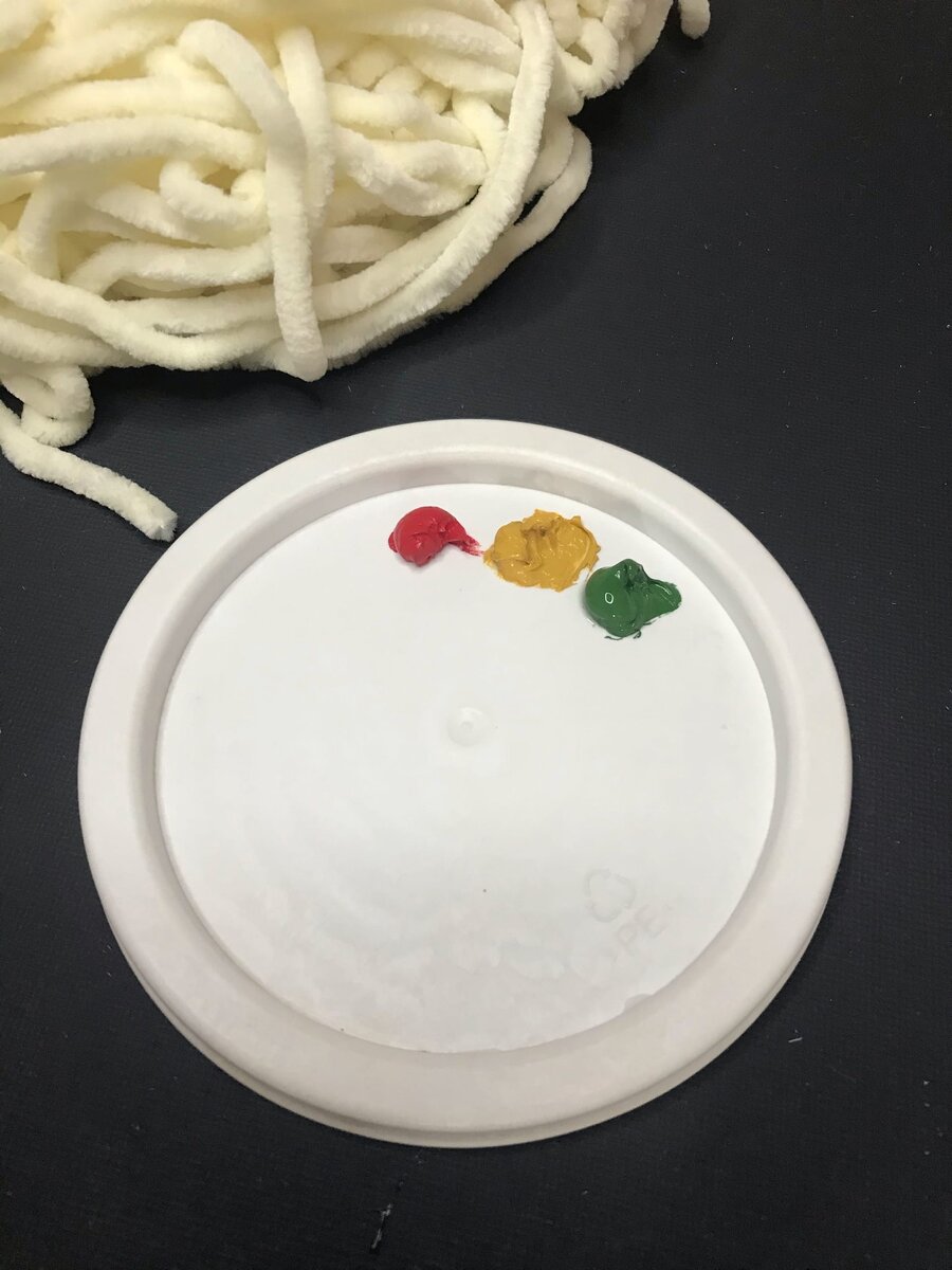 Краситель можно предварительно намешать на белой палитре или тарелочке