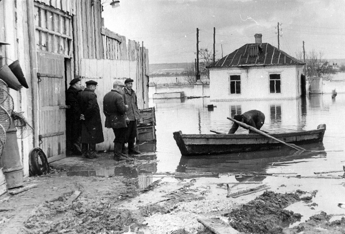 Венеция по-каменски. На фотографии, подписанной «Каменск, склады оптовой базы РПС», запечатлен рабочий момент - доставка транспорта для спасения товаров народного потребления. Апрель. 1963 год.