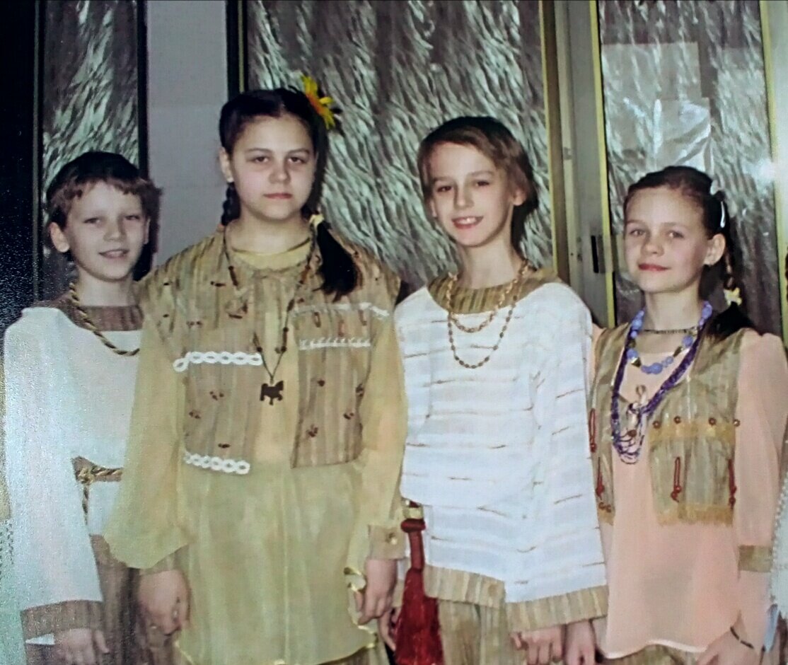 Здесь справа моя старшая дочь. Когда-то выступала, пела в ансамбле, а я ей костюмы шила.