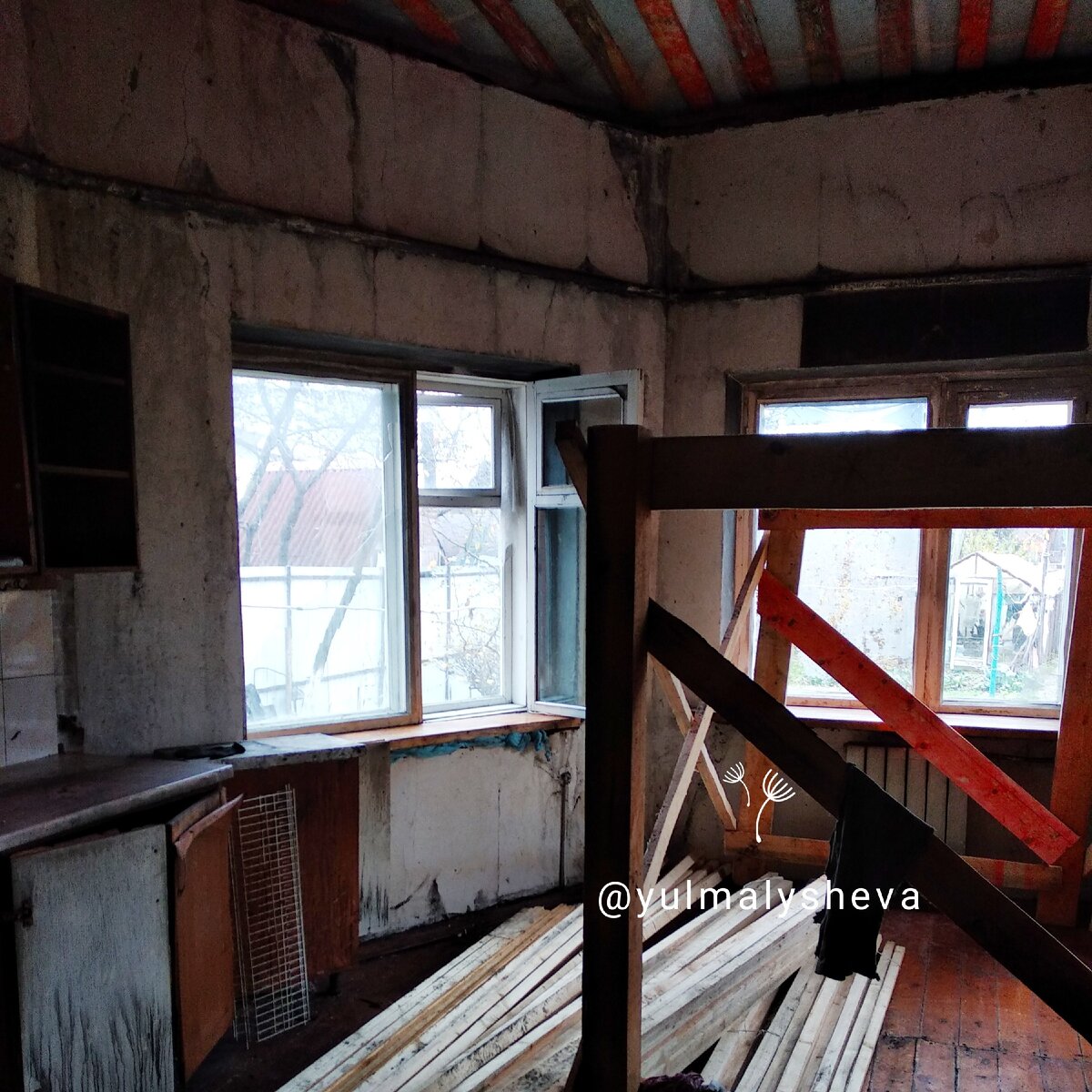 Так выглядела кухня, где полностью сгорела и рухнула крыша (на фото - уже с новой крышей и не обшитым потолком)