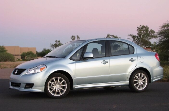 Сузуки SX4 седан, вид в профиль, фото с сайта tapeciarnia.pl