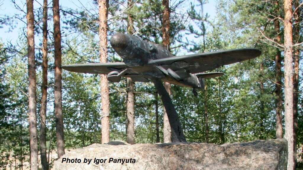 Памятник с Мессершмиттом Bf 109G-6 и свастикой на борту