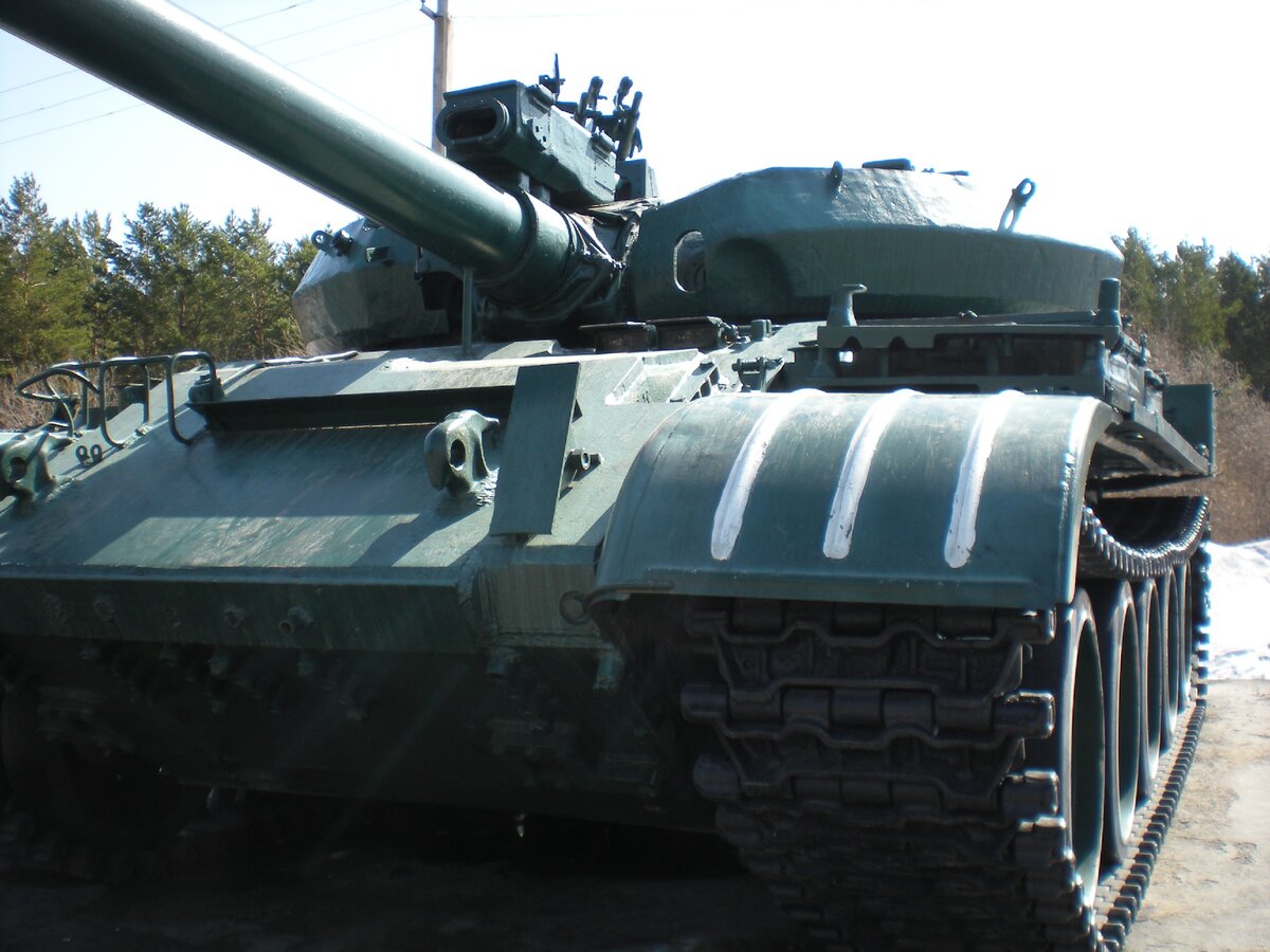Лишней "грозности" танку Т-62М с огромной 115-мм пушкой придают элементы дополнительной брони на башне - выглядит более чем брутально (фото автора)