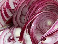  Нарежьте лук полукольцами.