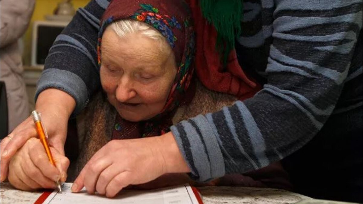 избиратель карикатура. карикатуры на тему выборов. сми и выборы. манипуляции на выборах. подкуп избирателей на выборах.